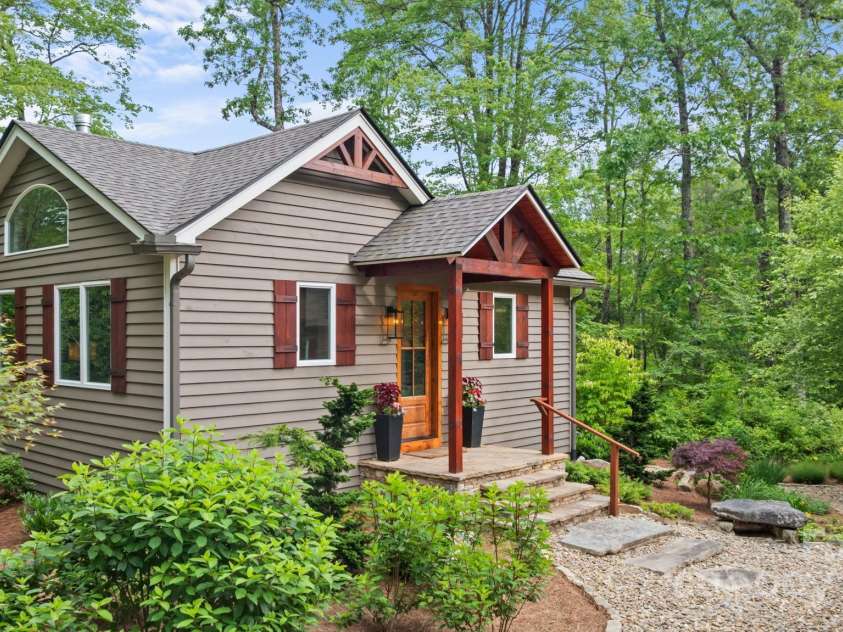 891 Crescent Trail, Highlands, NC 28741.  MLS# CAR4270133, YatesRealty ID 19103. Guest House