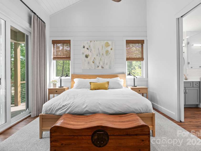 891 Crescent Trail, Highlands, NC 28741.  MLS# CAR4270133, YatesRealty ID 19103. Guest House Bedroom