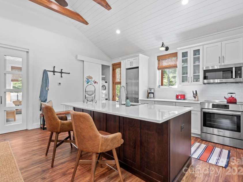 891 Crescent Trail, Highlands, NC 28741.  MLS# CAR4270133, YatesRealty ID 19103. Guest House Full Kitchen