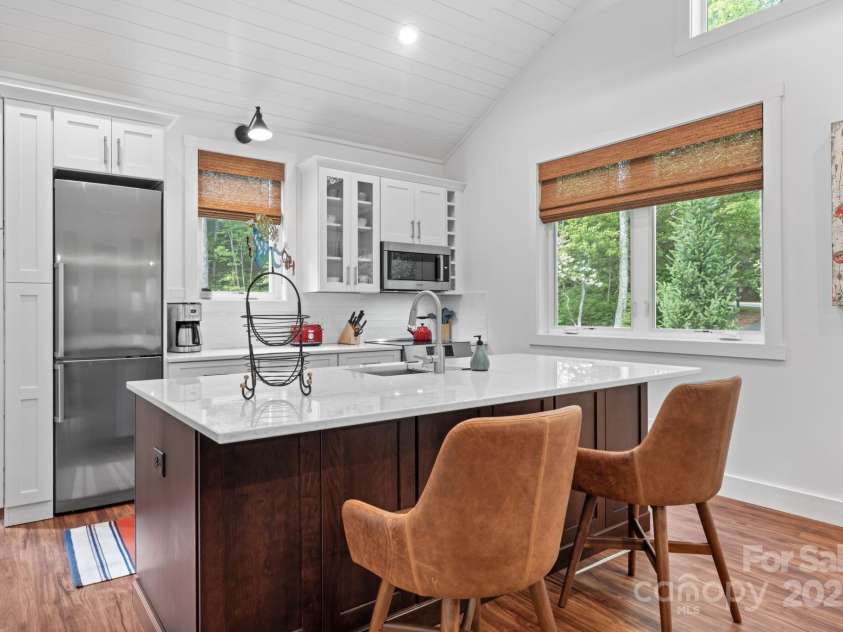 891 Crescent Trail, Highlands, NC 28741.  MLS# CAR4270133, YatesRealty ID 19103. Guest House Full Kitchen