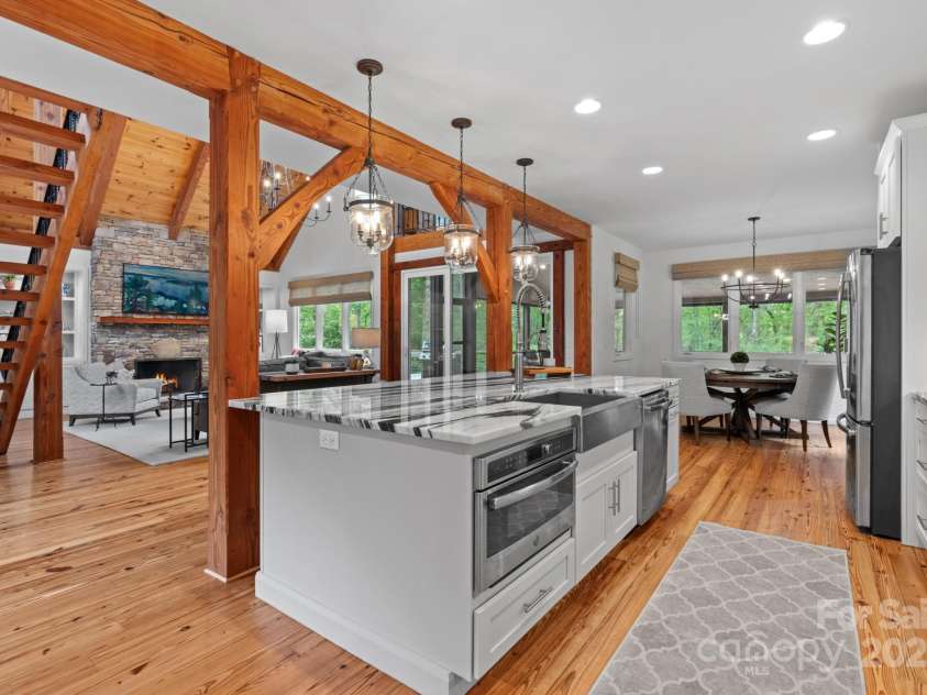 891 Crescent Trail, Highlands, NC 28741.  MLS# CAR4270133, YatesRealty ID 19103. Kitchen