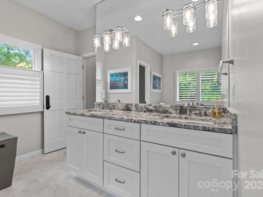 891 Crescent Trail, Highlands, NC 28741.  MLS# CAR4270133, YatesRealty ID 19103. Primary Ensuite Bath