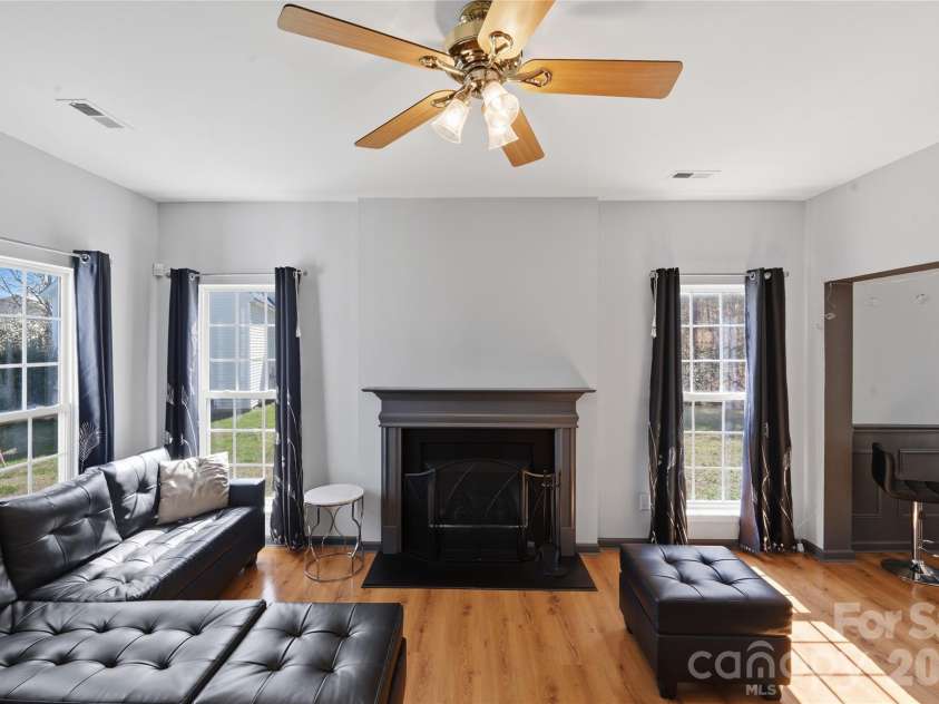 9541 Green Apple Drive, Charlotte, NC 28215.  MLS# CAR4354198, YatesRealty ID 19104. 