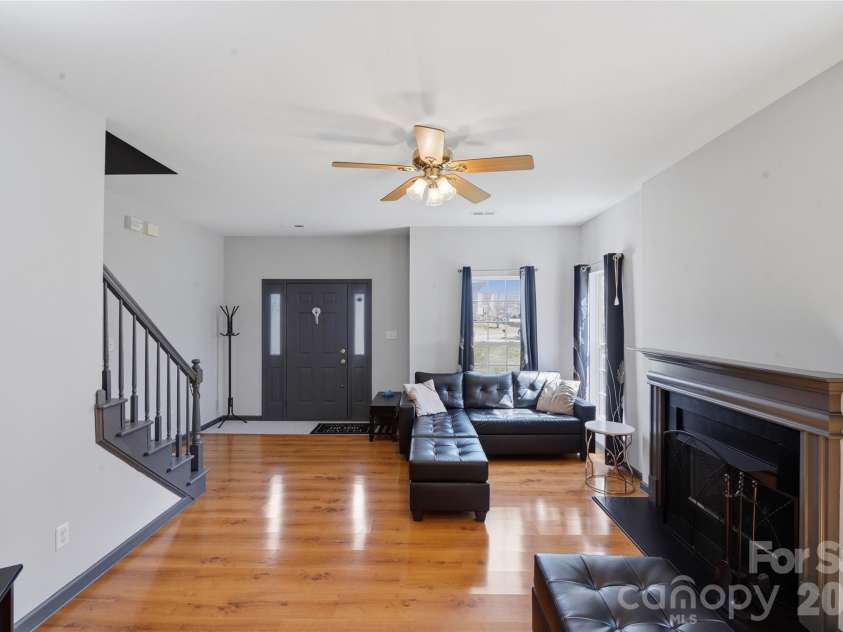 9541 Green Apple Drive, Charlotte, NC 28215.  MLS# CAR4354198, YatesRealty ID 19104. 