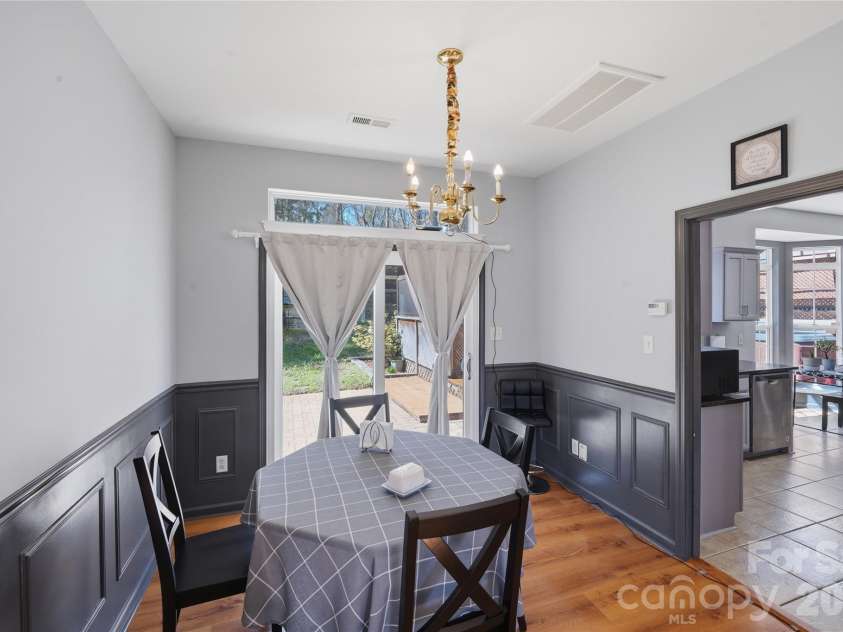 9541 Green Apple Drive, Charlotte, NC 28215.  MLS# CAR4354198, YatesRealty ID 19104. 