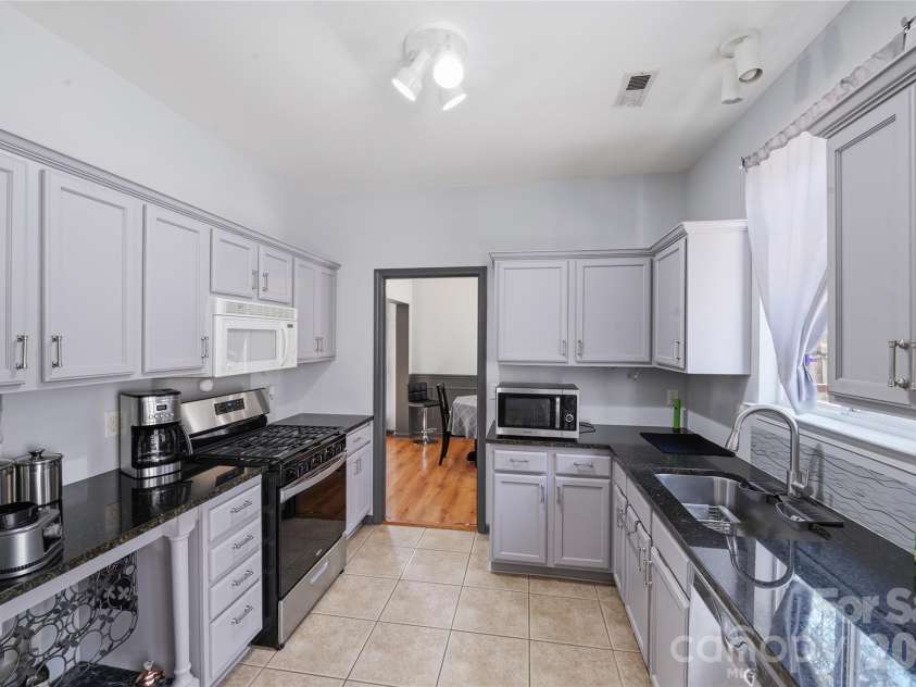 9541 Green Apple Drive, Charlotte, NC 28215.  MLS# CAR4354198, YatesRealty ID 19104. 