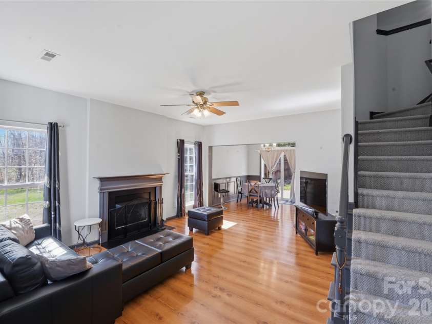 9541 Green Apple Drive, Charlotte, NC 28215.  MLS# CAR4354198, YatesRealty ID 19104. 