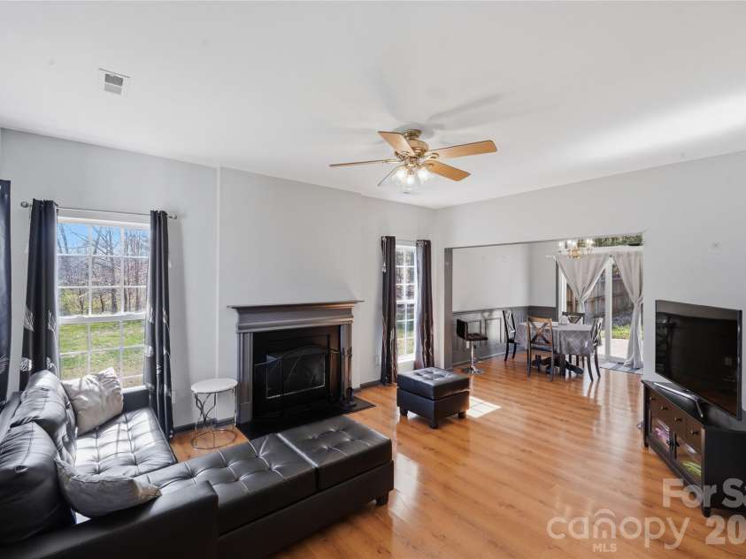 9541 Green Apple Drive, Charlotte, NC 28215.  MLS# CAR4354198, YatesRealty ID 19104. 