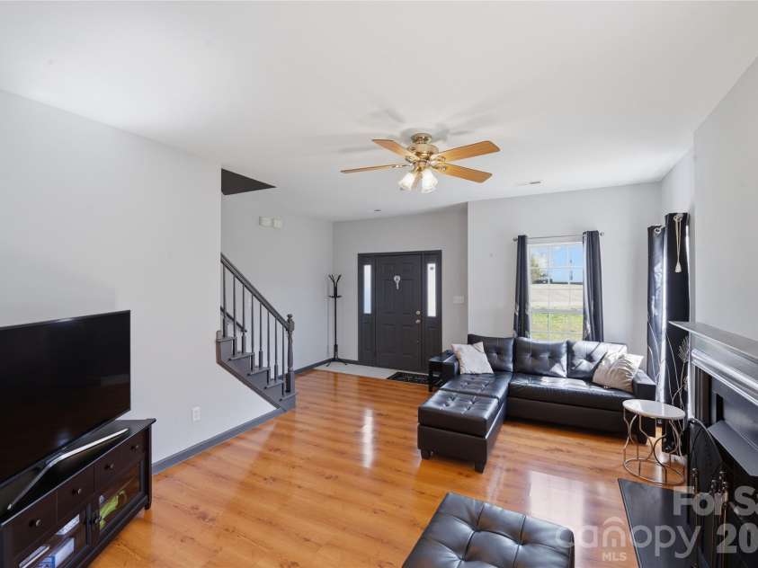 9541 Green Apple Drive, Charlotte, NC 28215.  MLS# CAR4354198, YatesRealty ID 19104. 