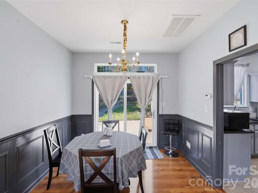 9541 Green Apple Drive, Charlotte, NC 28215.  MLS# CAR4354198, YatesRealty ID 19104. 