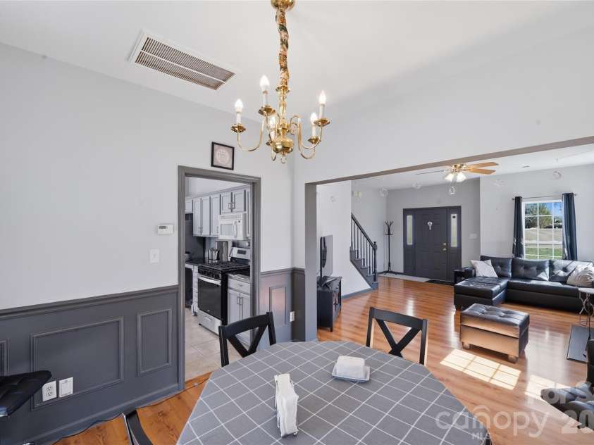 9541 Green Apple Drive, Charlotte, NC 28215.  MLS# CAR4354198, YatesRealty ID 19104. 