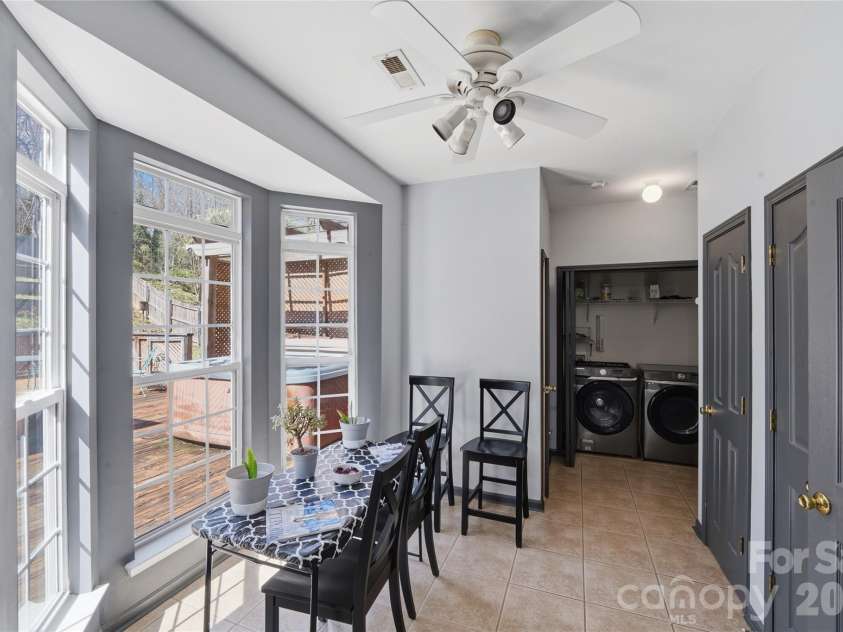9541 Green Apple Drive, Charlotte, NC 28215.  MLS# CAR4354198, YatesRealty ID 19104. 