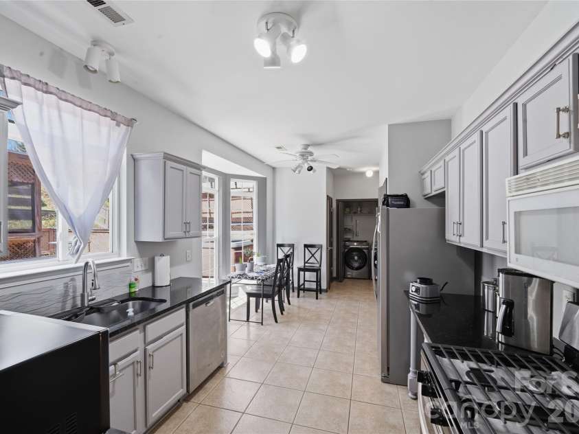9541 Green Apple Drive, Charlotte, NC 28215.  MLS# CAR4354198, YatesRealty ID 19104. 