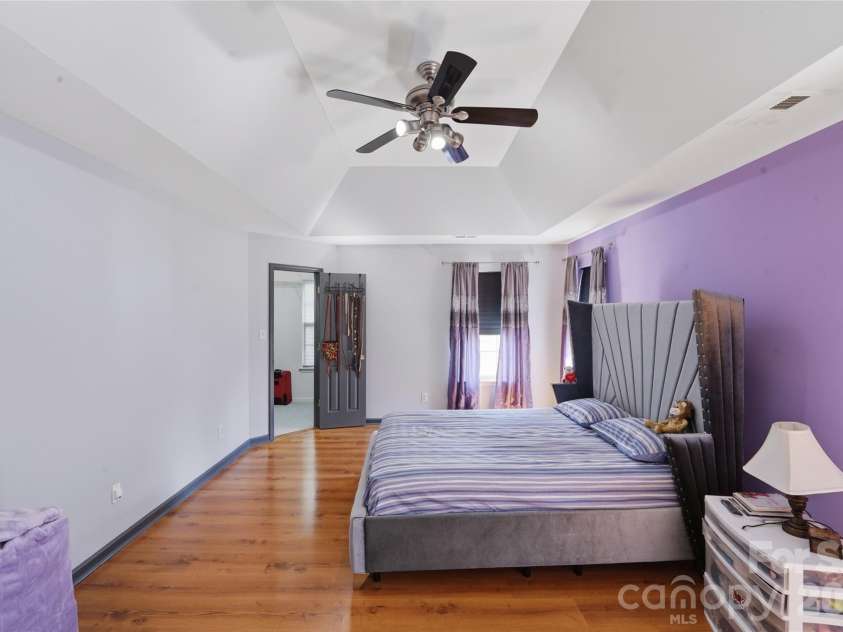 9541 Green Apple Drive, Charlotte, NC 28215.  MLS# CAR4354198, YatesRealty ID 19104. 
