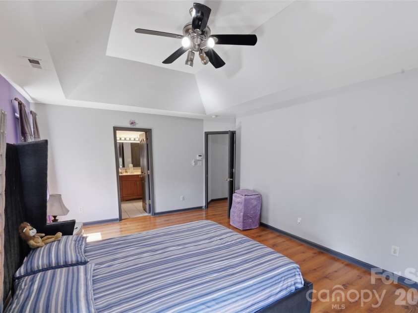 9541 Green Apple Drive, Charlotte, NC 28215.  MLS# CAR4354198, YatesRealty ID 19104. 