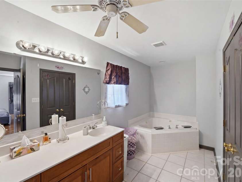9541 Green Apple Drive, Charlotte, NC 28215.  MLS# CAR4354198, YatesRealty ID 19104. 