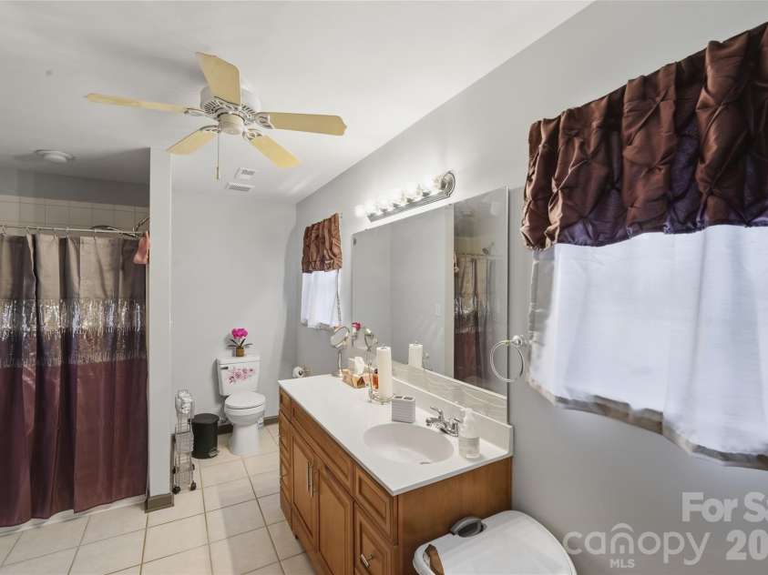 9541 Green Apple Drive, Charlotte, NC 28215.  MLS# CAR4354198, YatesRealty ID 19104. 
