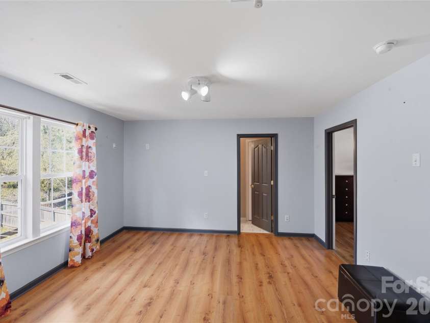 9541 Green Apple Drive, Charlotte, NC 28215.  MLS# CAR4354198, YatesRealty ID 19104. 