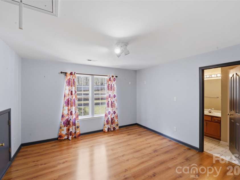 9541 Green Apple Drive, Charlotte, NC 28215.  MLS# CAR4354198, YatesRealty ID 19104. 