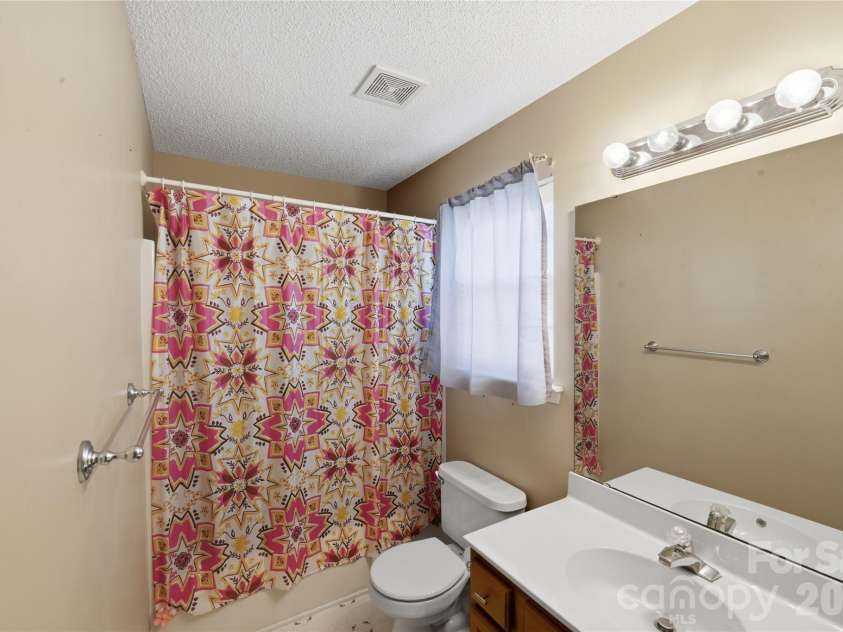 9541 Green Apple Drive, Charlotte, NC 28215.  MLS# CAR4354198, YatesRealty ID 19104. 