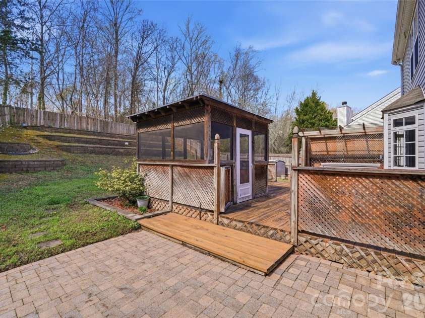 9541 Green Apple Drive, Charlotte, NC 28215.  MLS# CAR4354198, YatesRealty ID 19104. 