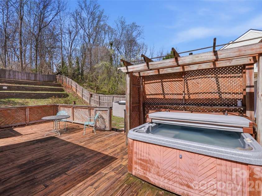9541 Green Apple Drive, Charlotte, NC 28215.  MLS# CAR4354198, YatesRealty ID 19104. 