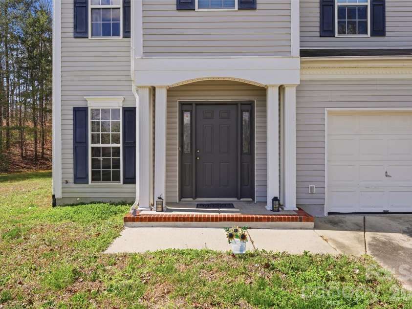9541 Green Apple Drive, Charlotte, NC 28215.  MLS# CAR4354198, YatesRealty ID 19104. 