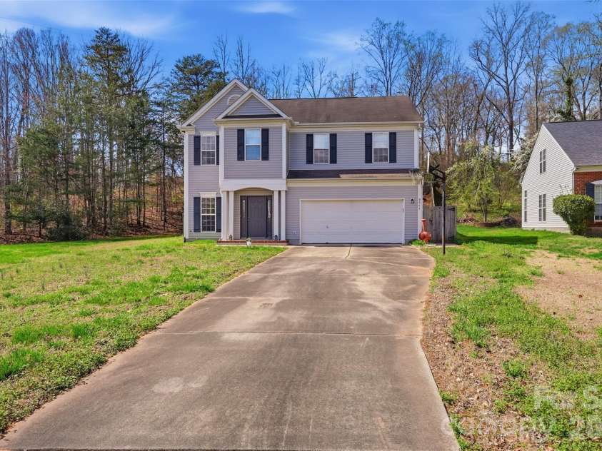 9541 Green Apple Drive, Charlotte, NC 28215.  MLS# CAR4354198, YatesRealty ID 19104. 