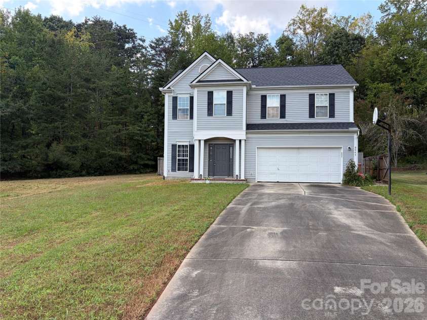 9541 Green Apple Drive, Charlotte, NC 28215.  MLS# CAR4426973, YatesRealty ID 19104. 
