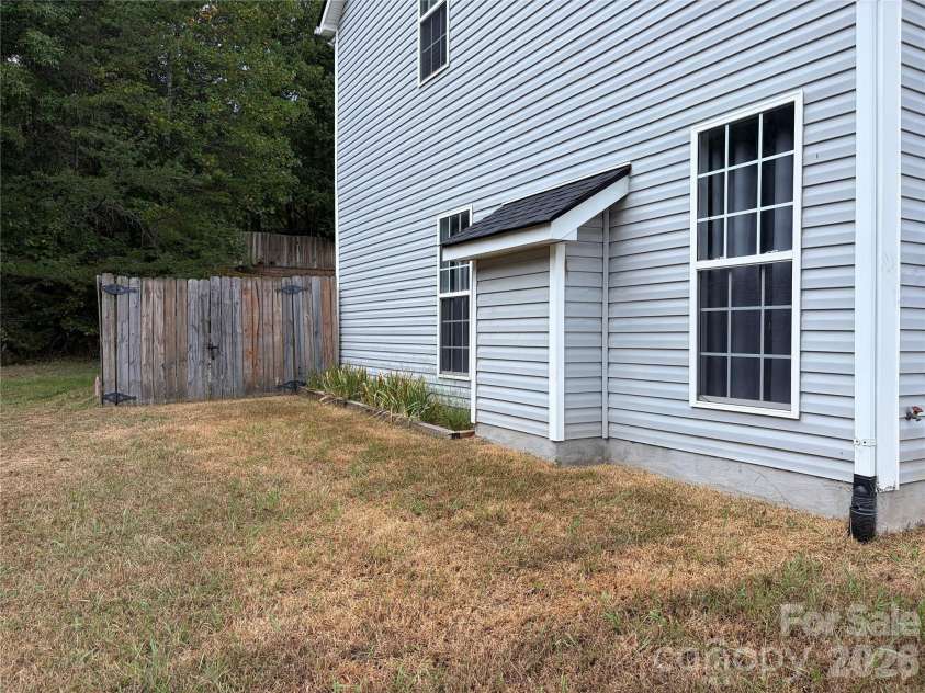 9541 Green Apple Drive, Charlotte, NC 28215.  MLS# CAR4426973, YatesRealty ID 19104. 