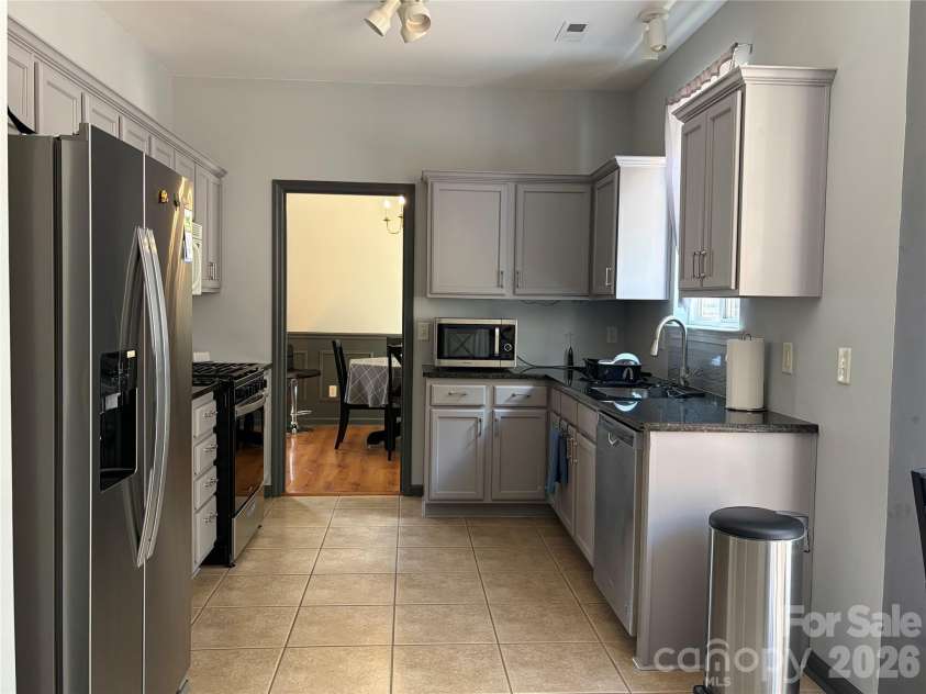 9541 Green Apple Drive, Charlotte, NC 28215.  MLS# CAR4426973, YatesRealty ID 19104. 