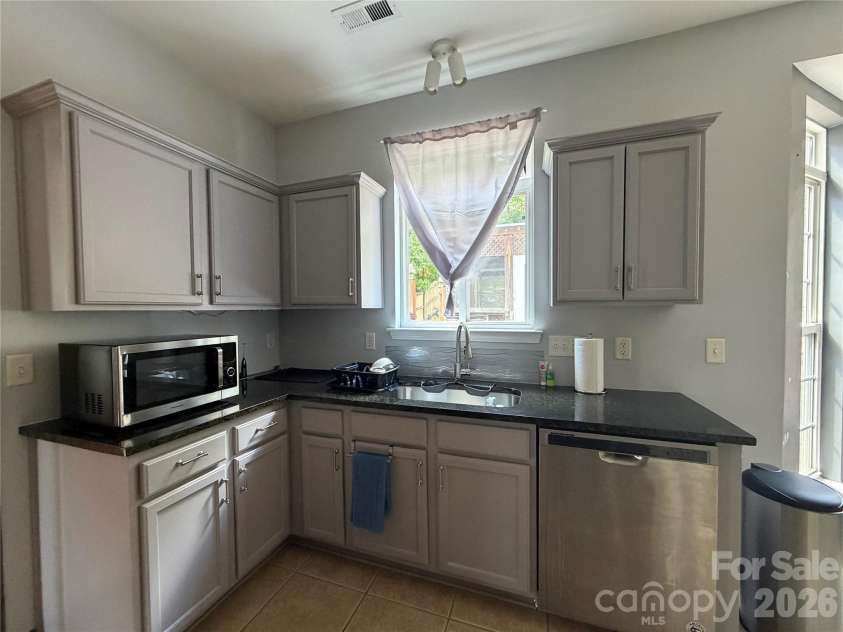 9541 Green Apple Drive, Charlotte, NC 28215.  MLS# CAR4426973, YatesRealty ID 19104. 