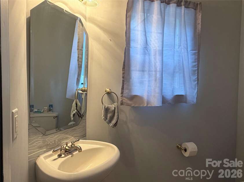 9541 Green Apple Drive, Charlotte, NC 28215.  MLS# CAR4426973, YatesRealty ID 19104. 