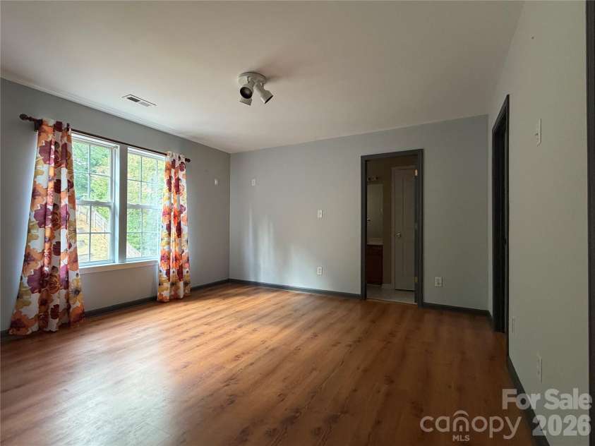 9541 Green Apple Drive, Charlotte, NC 28215.  MLS# CAR4426973, YatesRealty ID 19104. 