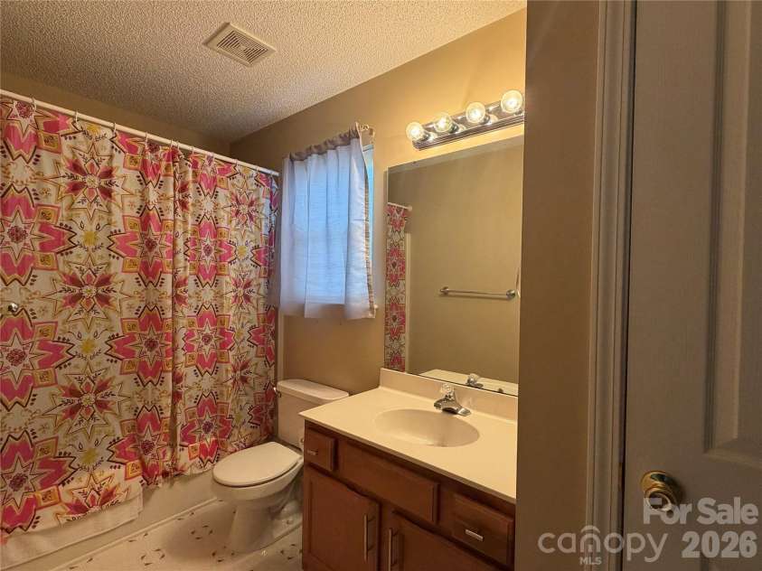 9541 Green Apple Drive, Charlotte, NC 28215.  MLS# CAR4426973, YatesRealty ID 19104. 