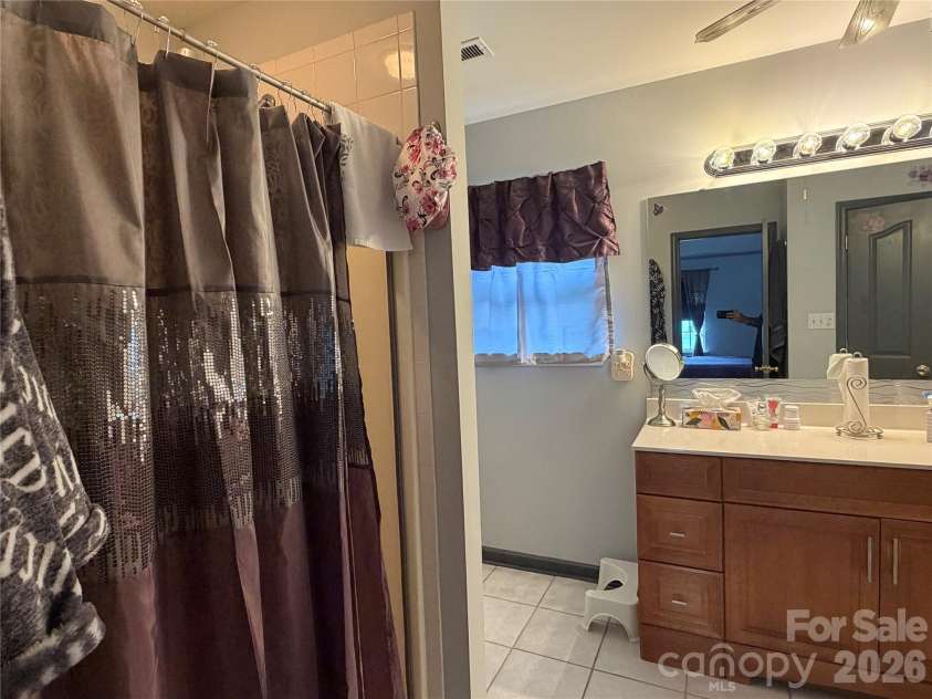 9541 Green Apple Drive, Charlotte, NC 28215.  MLS# CAR4426973, YatesRealty ID 19104. 
