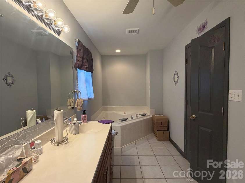 9541 Green Apple Drive, Charlotte, NC 28215.  MLS# CAR4426973, YatesRealty ID 19104. 