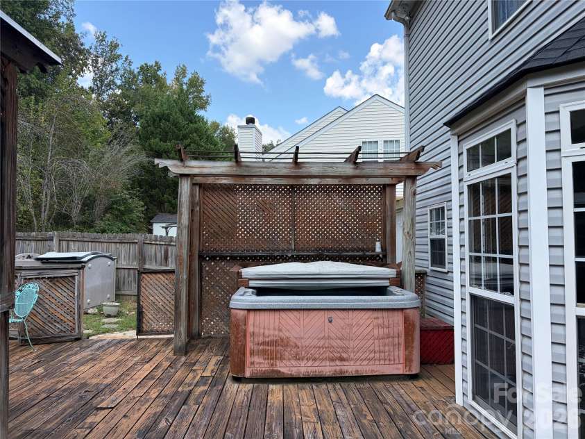 9541 Green Apple Drive, Charlotte, NC 28215.  MLS# CAR4426973, YatesRealty ID 19104. 