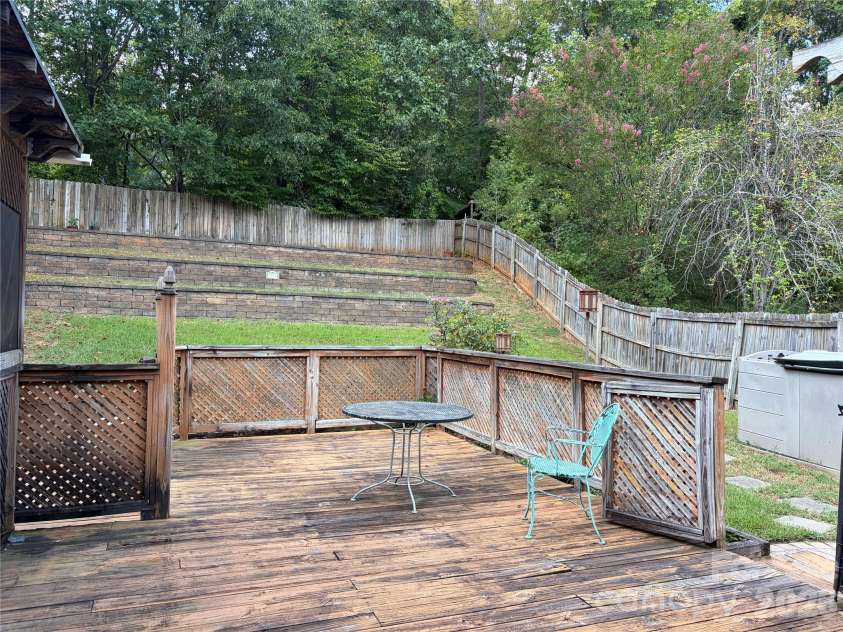 9541 Green Apple Drive, Charlotte, NC 28215.  MLS# CAR4426973, YatesRealty ID 19104. 