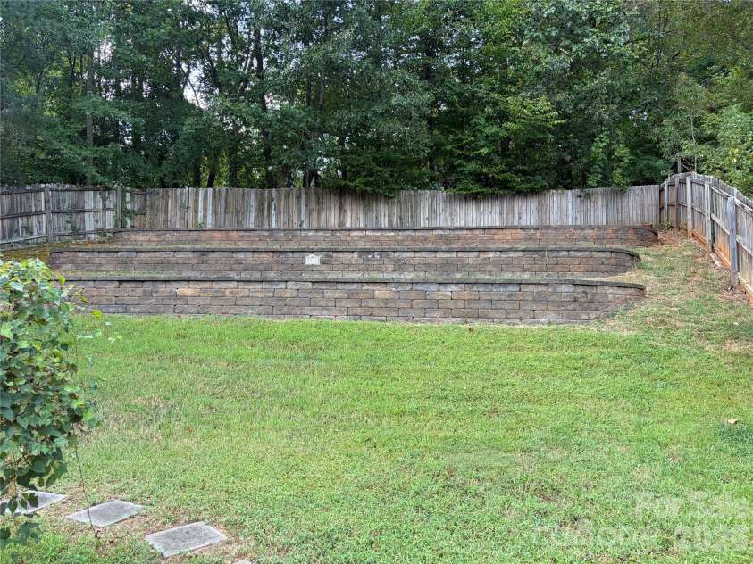 9541 Green Apple Drive, Charlotte, NC 28215.  MLS# CAR4426973, YatesRealty ID 19104. 