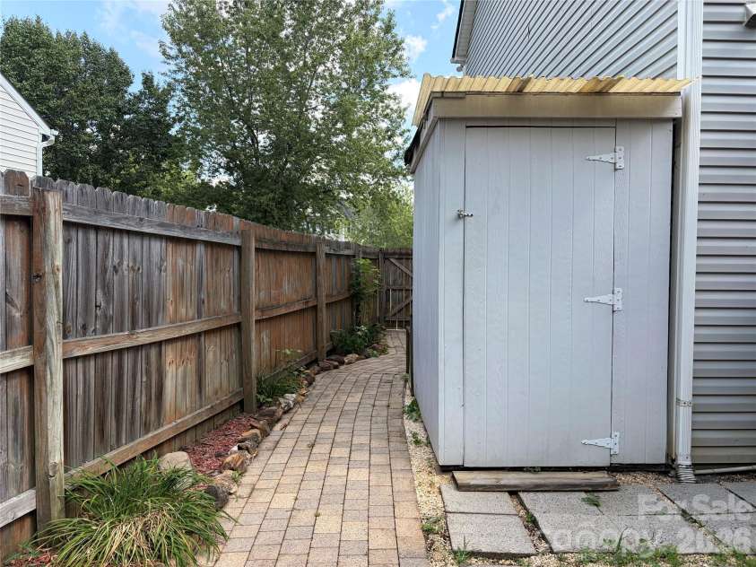 9541 Green Apple Drive, Charlotte, NC 28215.  MLS# CAR4426973, YatesRealty ID 19104. 