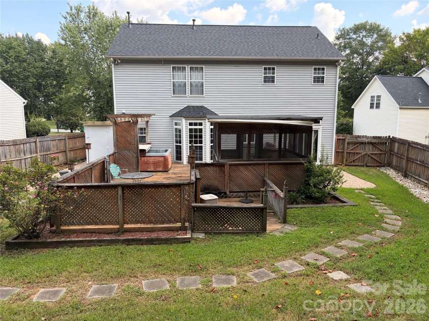 9541 Green Apple Drive, Charlotte, NC 28215.  MLS# CAR4426973, YatesRealty ID 19104. 