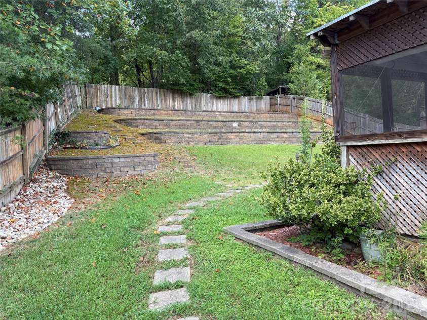 9541 Green Apple Drive, Charlotte, NC 28215.  MLS# CAR4426973, YatesRealty ID 19104. 