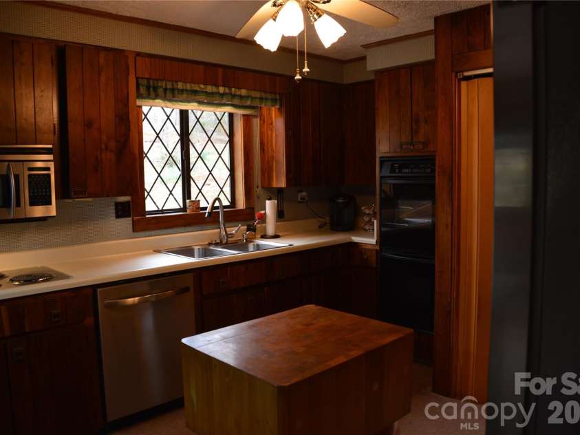 2305 Airport Road, Marion, NC 28752.  MLS# CAR4360278, YatesRealty ID 19105. 