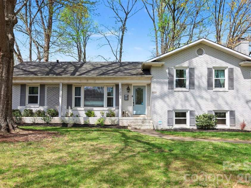 2233 Stonewood Drive, Charlotte, NC 28210.  MLS# CAR4361182, YatesRealty ID 19106. 