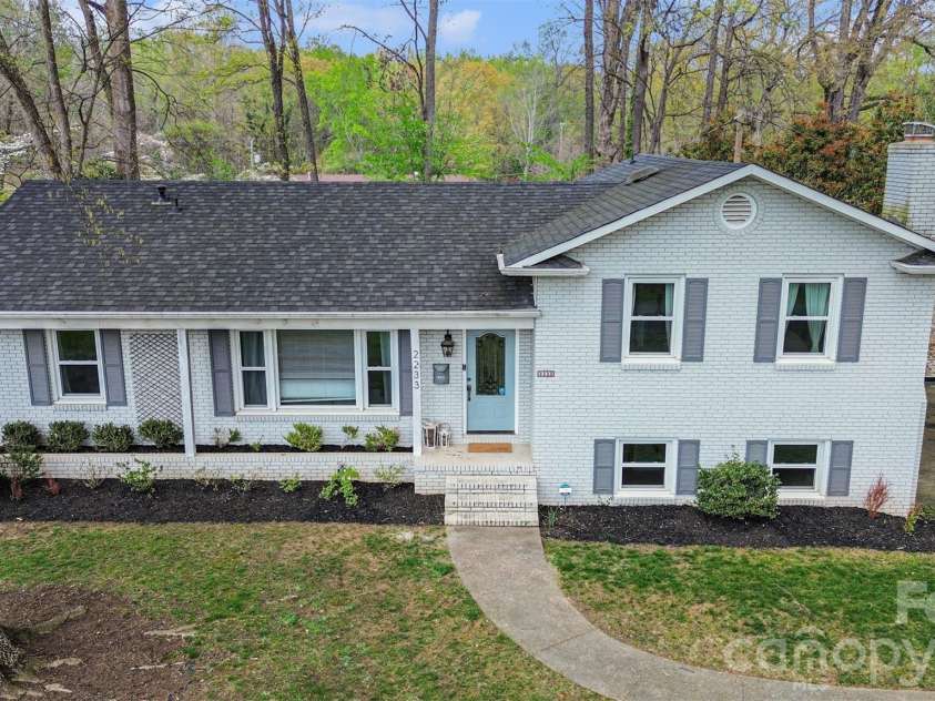 2233 Stonewood Drive, Charlotte, NC 28210.  MLS# CAR4361182, YatesRealty ID 19106. 