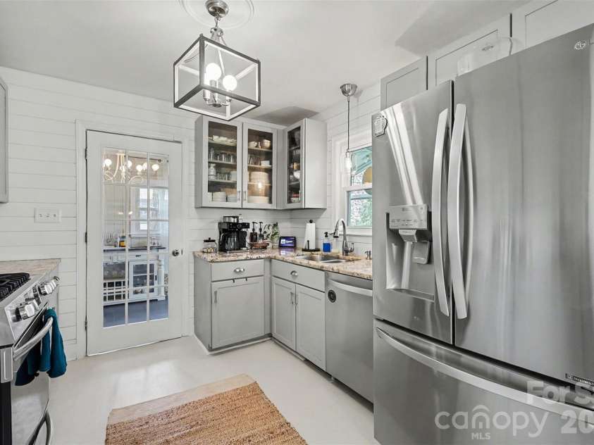 2233 Stonewood Drive, Charlotte, NC 28210.  MLS# CAR4361182, YatesRealty ID 19106. 