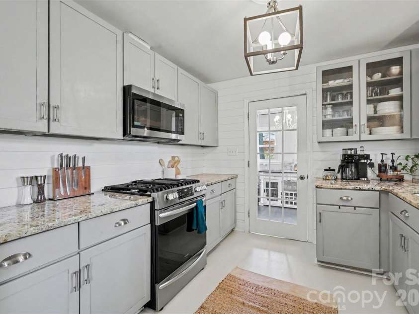 2233 Stonewood Drive, Charlotte, NC 28210.  MLS# CAR4361182, YatesRealty ID 19106. 