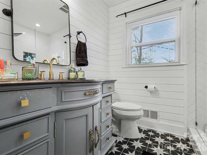 2233 Stonewood Drive, Charlotte, NC 28210.  MLS# CAR4361182, YatesRealty ID 19106. 
