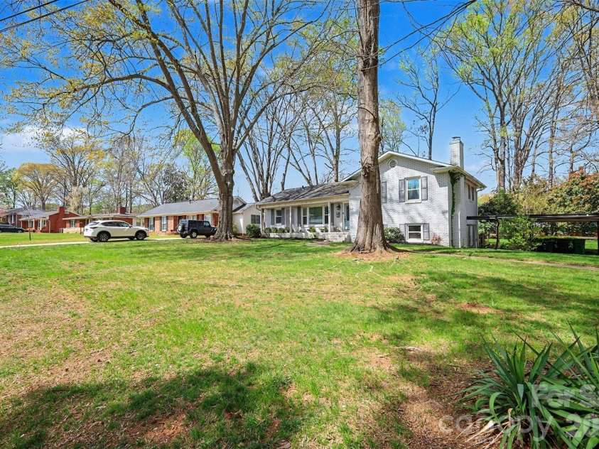 2233 Stonewood Drive, Charlotte, NC 28210.  MLS# CAR4361182, YatesRealty ID 19106. 